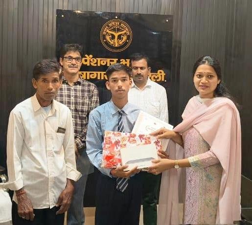 रायबरेली-डीएम ने जी.आई.सी. के छात्र सुरेश पाल को टैबलेट एवं प्रशस्ति पत्र देकर किया सम्मानित