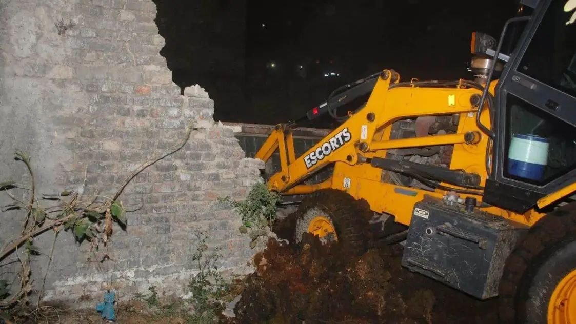 IAS सीपी सिंह का ताबड़तोड़ एक्शन, SDM को आदेश देकर पेट्रोल पंप को कराया ध्वस्त; वकील बोला- मेरे पास 14 विभागों...