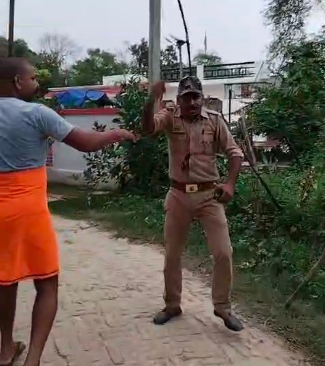 रायबरेली में तैनात होमगार्ड की दबंगई का वीडियो हुआ वायरल