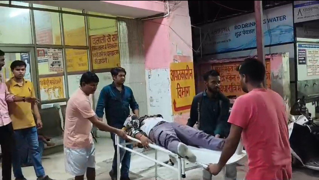 रायबरेली के रतापुर चौराहे पर आधा दर्जन बेखौफ दबंगों ने बीच सड़क जमकर मचाया उत्पात