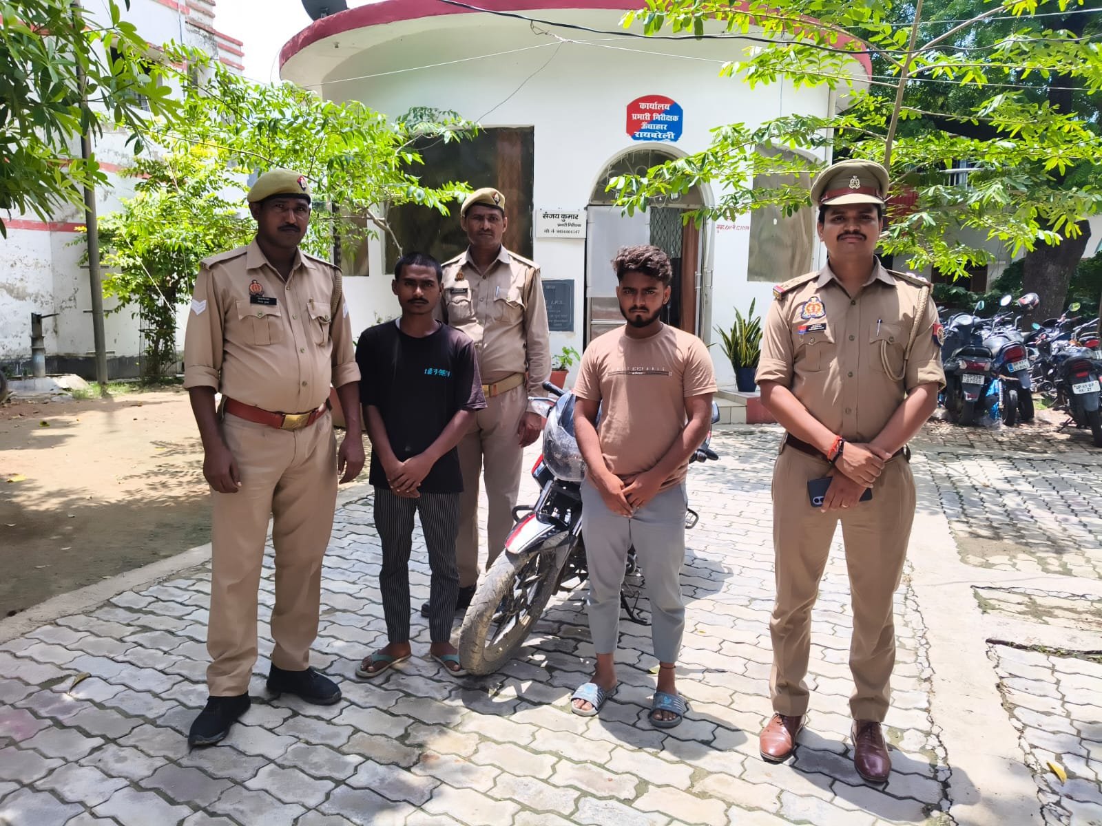 रायबरेली- वाहन चेकिंग के दौरान पुलिस नें पकड़ा दो वाहन चोर, एक बाइक बरामद,,,, 