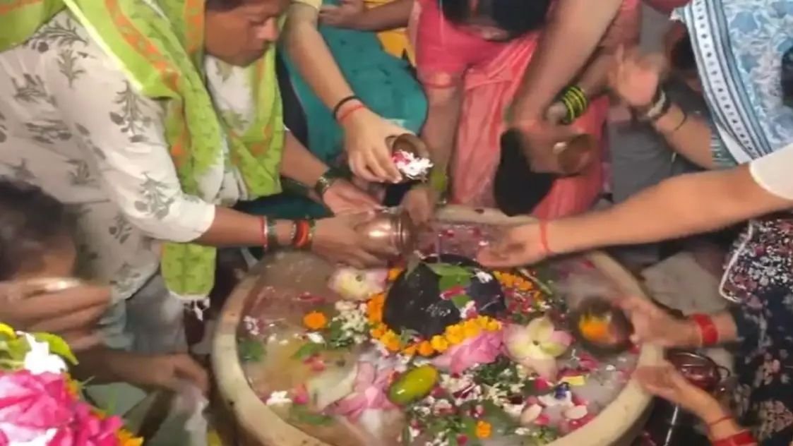 भोलेनाथ के जलाभिषेक के लिए मंदिरों में उमड़ी श्रद्धालुओं की भारी भीड़