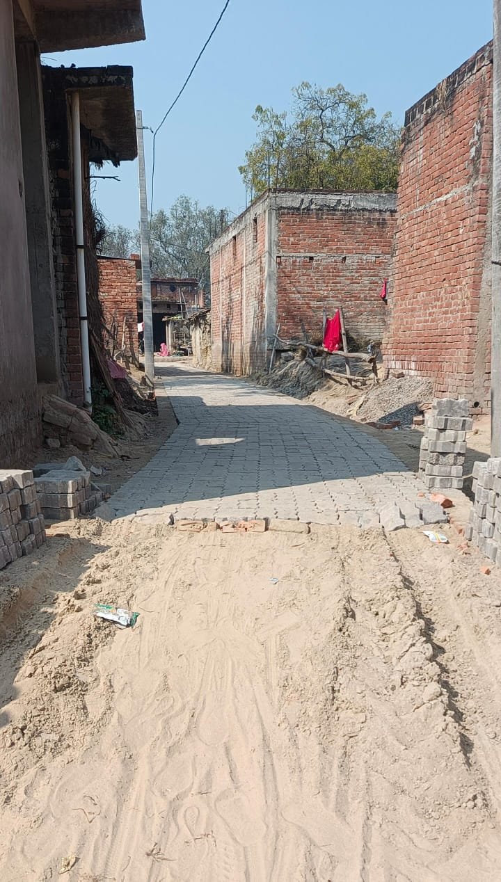 रायबरेली-होरैसा गाँव  में इंटरलॉकिंग सड़क निर्माण में अनियमिता पर बीडीओ नें जांच टीम की गठित