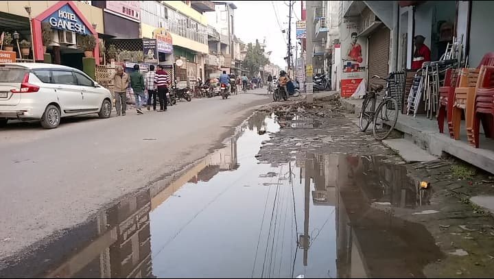 रायबरेली-टूटी पाइप लाइन से हजारों लीटर पानी हो रहा बर्बाद, उपभोक्ता हो रहें परेशान 