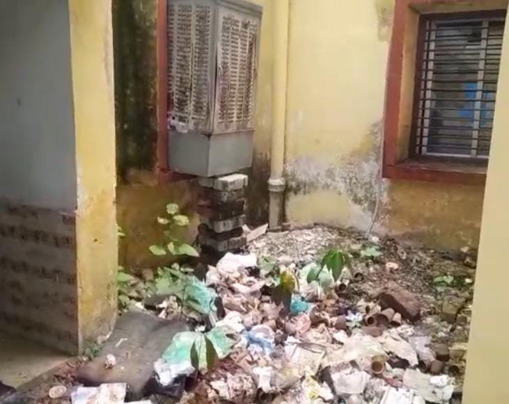 रायबरेली-टूटे दरवाजे , जगह जगह गंदगी का अंबार बन गए ऊंचाहार ब्लॉक की पहचान