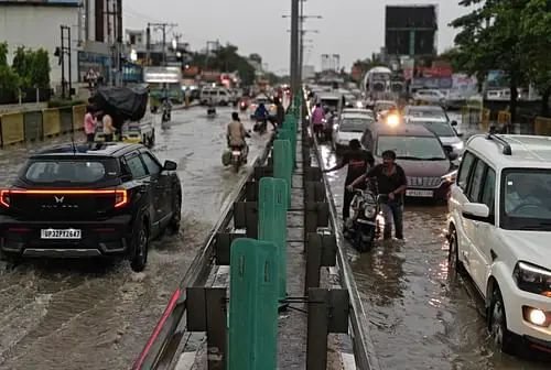 प्रदेश के 14 जिलों में आज भारी बारिश का अलर्ट, घंटे भर की बारिश से लबालब हुई राजधानी; जारी हुई चेतावनी