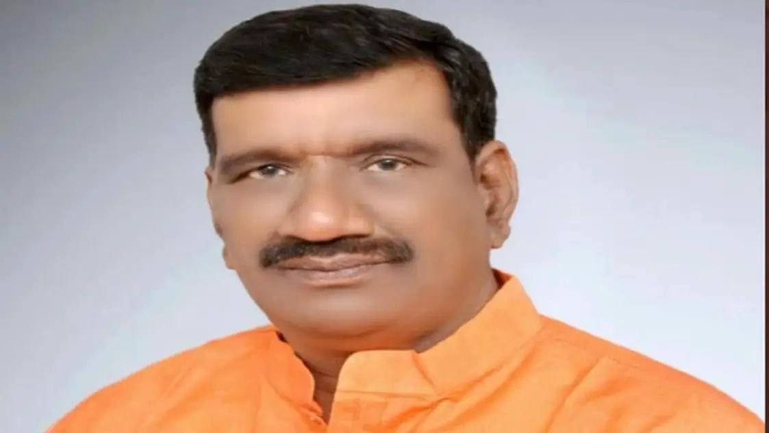 मंत्री से JE ने कहा- 'खुद आकर ट्रांसफार्मर बदलवा लो', जवाब में मंत्री धरने पर बैठ गए"