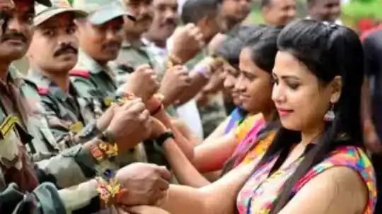 LoC पर तैनात जवानों की कलाइयों पर बहनों ने बांधी राखी, सैनिकों के शौर्य-पराक्रम को किया सलाम