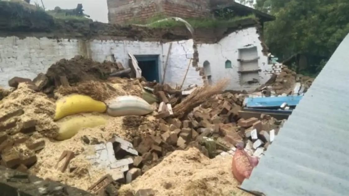 बारिश से भरभराकर गिरा मकान, महिला की हालत गंभीर