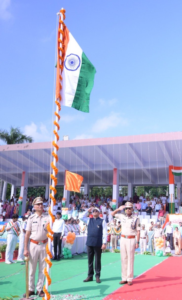 रायबरेली-एनटीपीसी ऊंचाहार में स्वतंत्रता दिवस विविधता के साथ मनाया गया परियोजना प्रमुख अभय कुमार श्रीवास्तव ने किया ध्वजारोहण,,, 