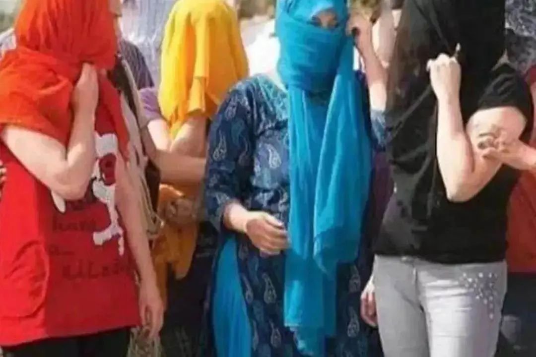 गेस्ट हाउस में सेक्स रैकेट का भंडाफोड़, पुलिस ने 8 युवतियां और 4 युवकों को दबोचा, यौनवर्धक दवाओं समेत आपत्तिजनक सामग्री बरामद