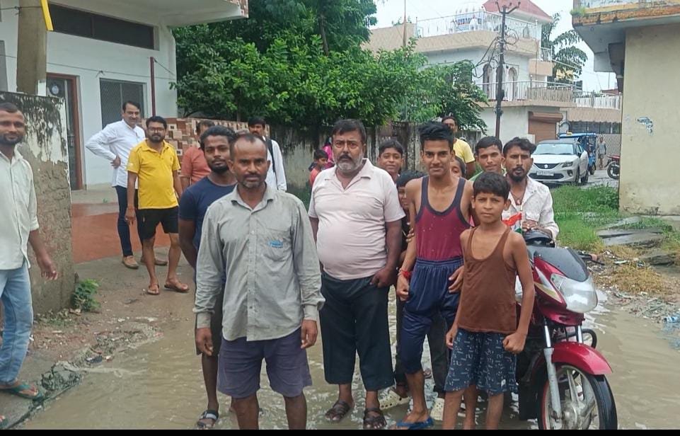 रायबरेली-अलीगंज में सीवर के पानी वा जलभराव से लोगों का जीना  हुआ दूभर,,,,,?