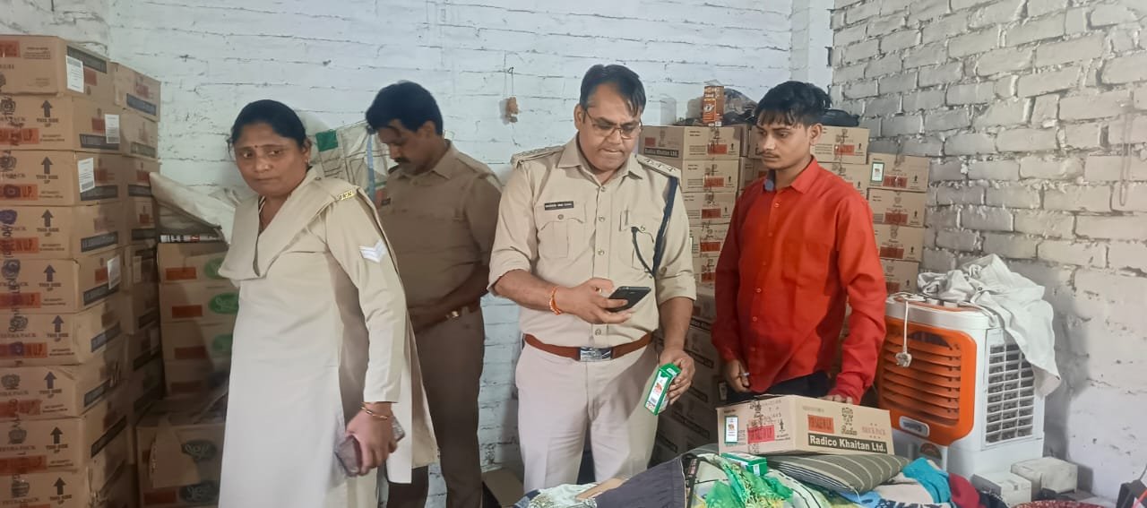 रायबरेली-दीवावली पर्व पर के मद्देनजर आबकारी निरीक्षक खगेंद्र सिंह नें देशी वा अंग्रेजी शराब की दुकानों पर  की छापेमारी