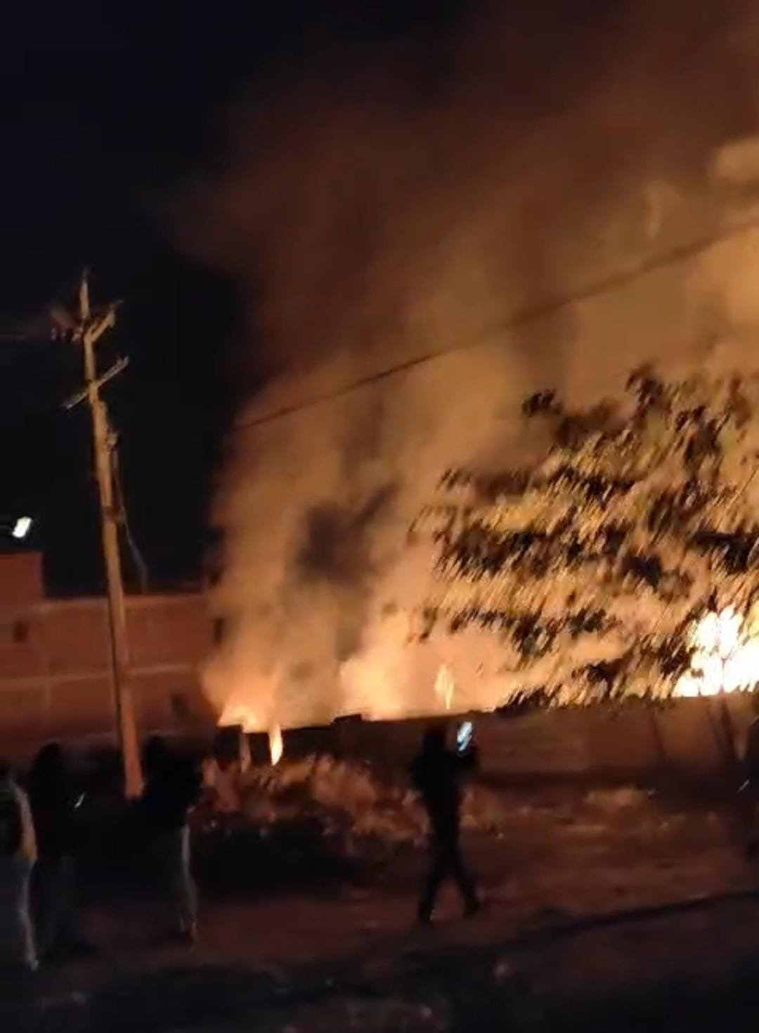 रायबरेली-बारात की आतिशबाज़ी से स्क्रैप गोदाम में भीषण आग, लाखों का जलकर खाक,,, 