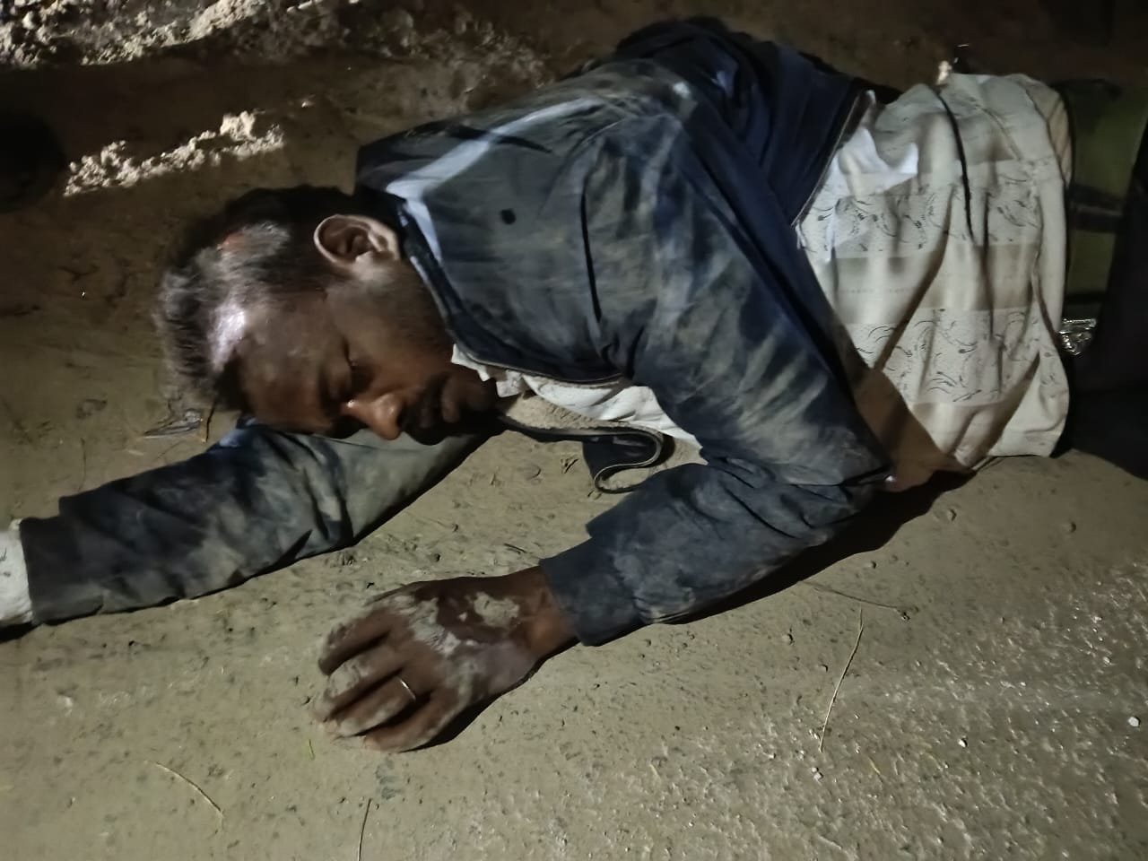 रायबरेली-बाईक सवार युवक कार की टक्कर से घायल राहगीरों ने एम्बुलेंस की मदद से सीएचसी में कराया भर्ती