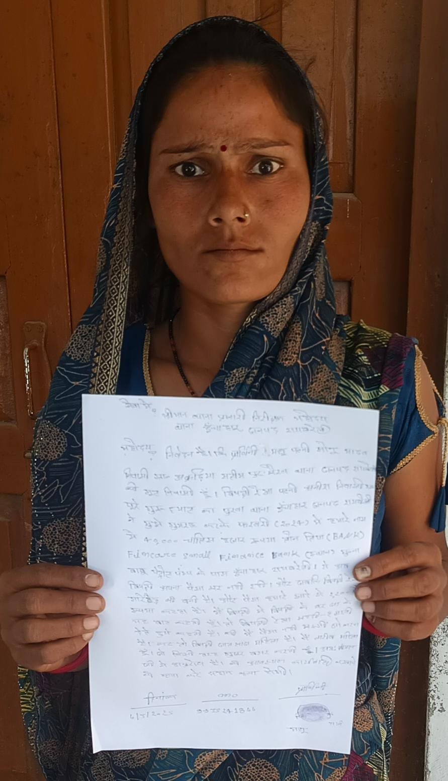 रायबरेली-गरीब महिला से जालसाजी कर उसके नाम से करा लिया लोन,कोतवाली में लगाई न्याय की गुहार,,,, 