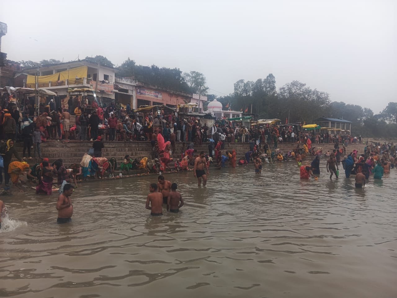 रायबरेली-राजा भगीरथ की तपस्थली गोकर्ण घाट पर हजारों श्रद्धालुओं ने लगाई आस्था की डुबकी,,