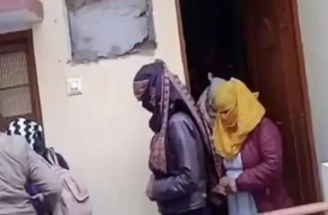 IAS अधिकारी के मकान पर चल रहा था देह व्यापार का धंधा; आपत्तिजनक हालत में मिले 4 युवतियां और 5 युवक