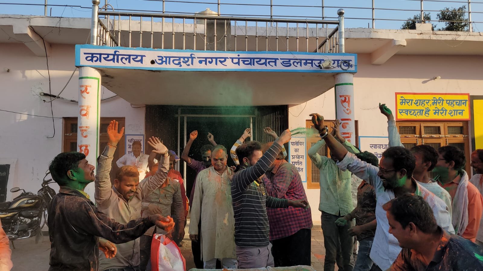 रायबरेली-नगर पंचायत डलमऊ में होली से पूर्व कर्मचारियों के साथ अध्यक्ष ने मनाई होली