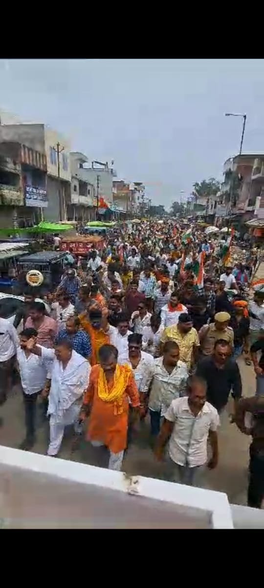 Raibareli-जिला अध्यक्ष विश्व हिंदू महासंघ की और हिंदू युवा वाहिनी ओर से निकाली गई तिरंगा यात्रा 