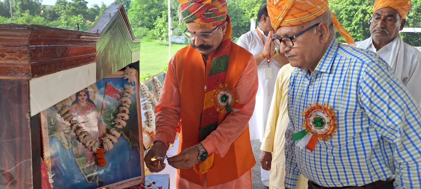 Raibareli-सरस्वती विद्या मंदिर में राष्ट्रीय ध्वज फहराने के साथ-साथ  सैनिकों का सम्मान भी किया गया