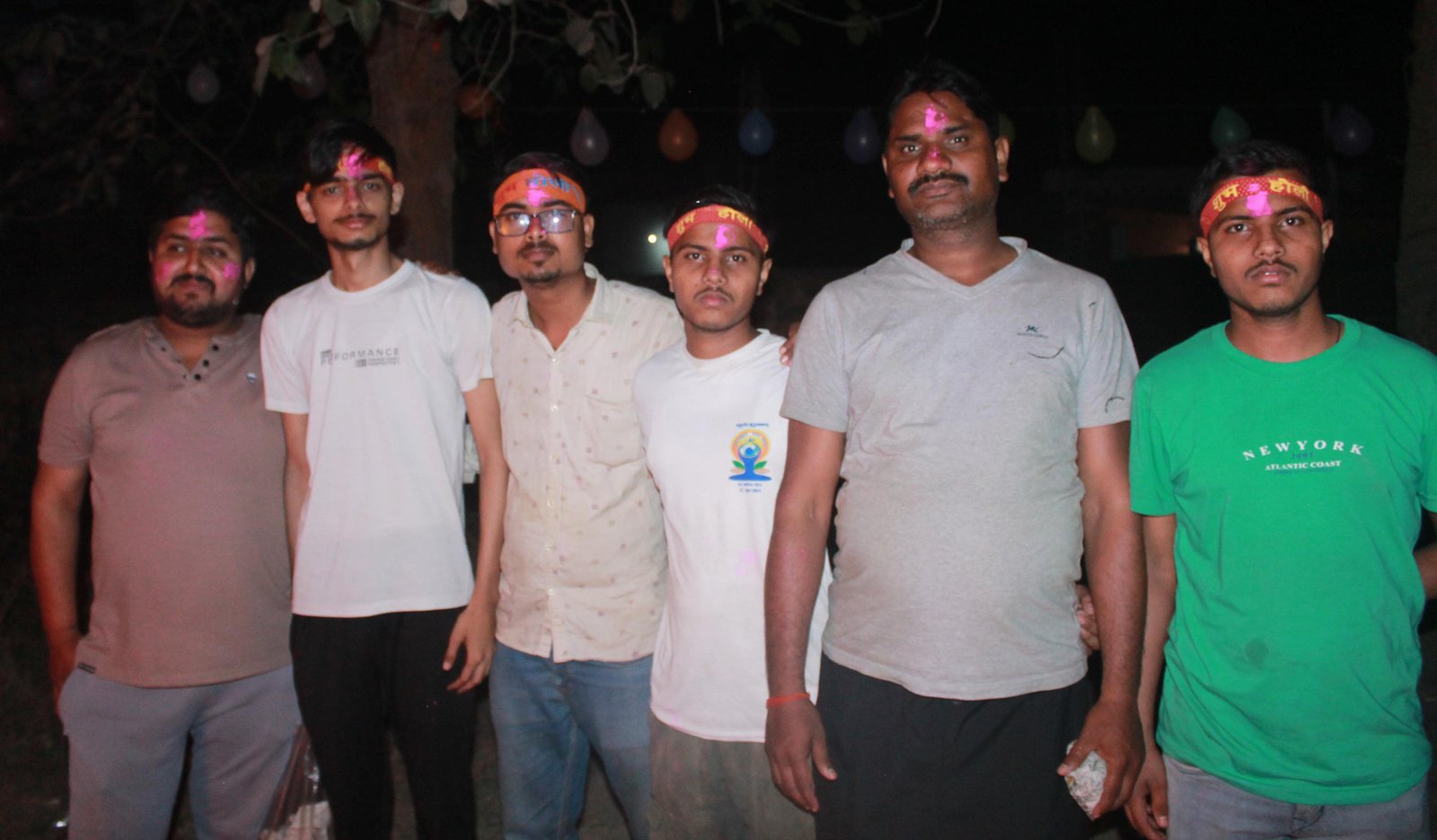 रायबरेली-मुशीगंज पैलेस चौराहा पर होलिका का हुआ दहन,मोहल्लावासियों ने अबीर ग़ुलाल लगा कर गले मिलके दी एक दूसरे को होली की शुभकामनायें 