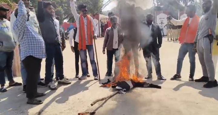 वैलेंटाइन डे का विरोध: इंदिरा गार्डन के सामने फूंका पुतला, गूंजे राष्ट्रभक्ति के नारे 