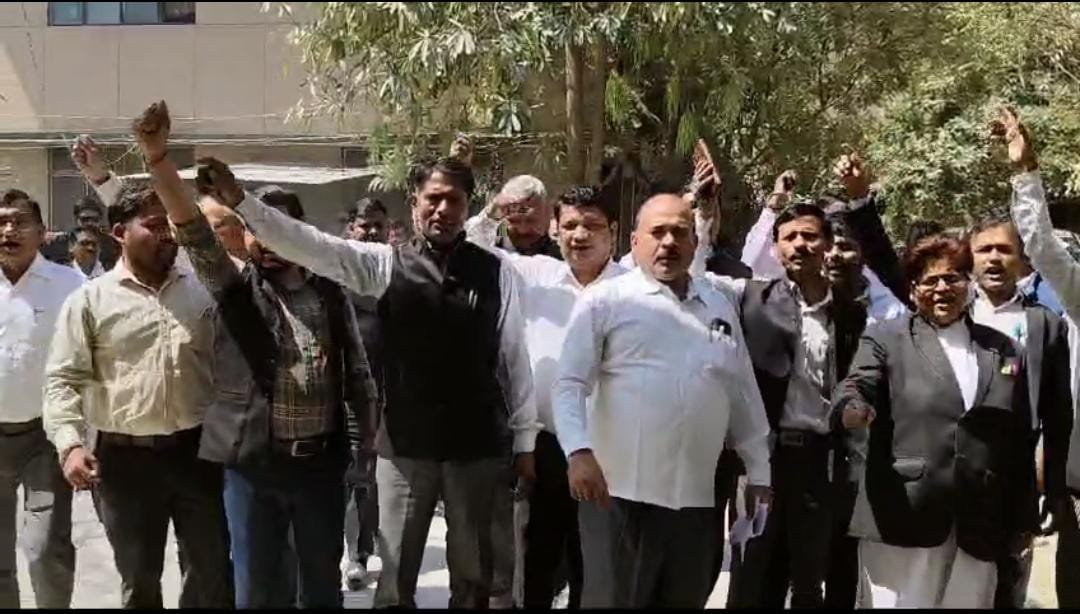 रायबरेली-साथियों पर एफ आई आर के विरुद्ध फूटा अधिवक्ताओं का गुस्सा , कार्य बहिष्कार कर किया प्रदर्शन