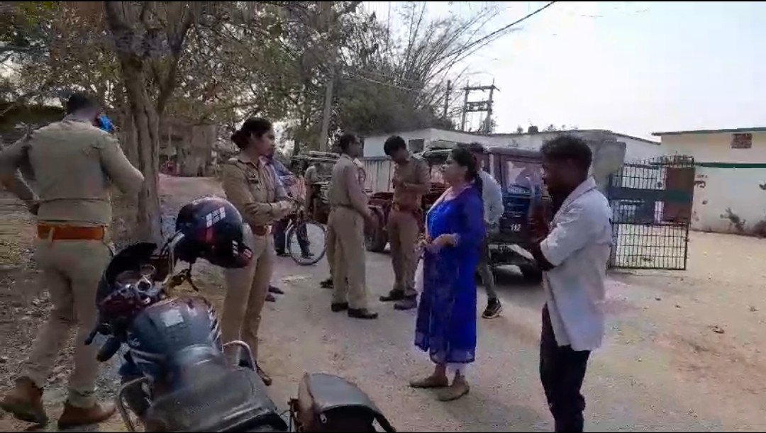 रायबरेली- शिक्षा का मंदिर बना जंग का अखाड़ा, दो शिक्षिकाओं में तनातनी