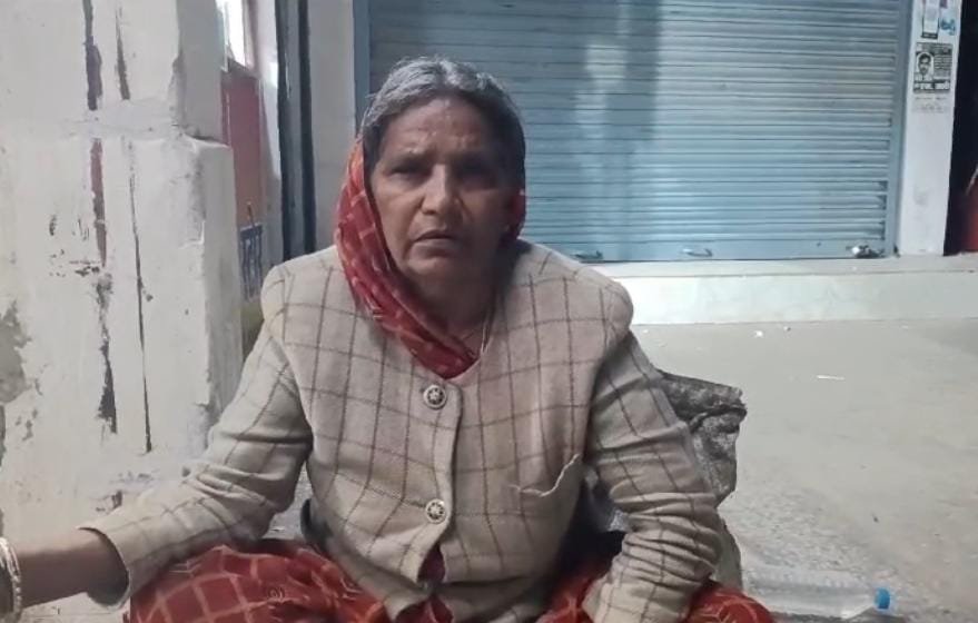 रायबरेली-अपनों ने किया बेघर दर-दर भटक रही हैं बुजुर्ग इंसानियत हुई  शर्मसार,,,,,?