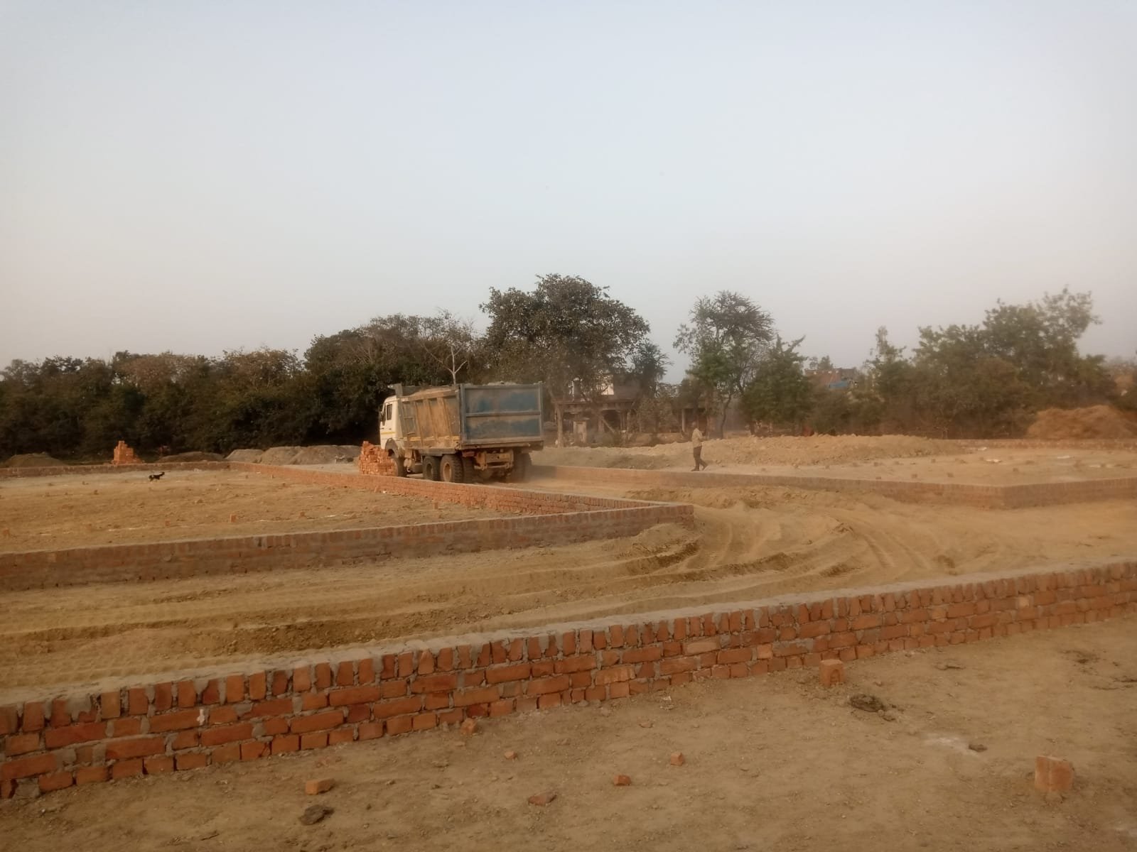 रायबरेली:बिना लैंड यूज बदले बिना करा दी प्लाटिंग , अवैध खनन द्वारा की का रही मिट्टी की भराई,,, 