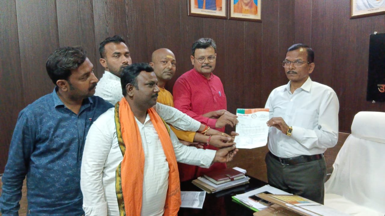 रायबरेली मुराई बाग कस्बे में जाम को लेकर भाजपा महामंत्री ने  उप जिलाधिकारी को दिया ज्ञापन-