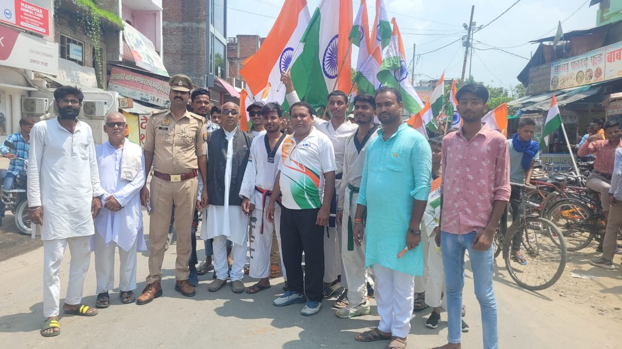 Raibareli-उत्तर प्रदेश उद्योग व्यापार प्रतिनिधि मंडल के पदाधिकरियों ने निकाली तिरंगा यात्रा