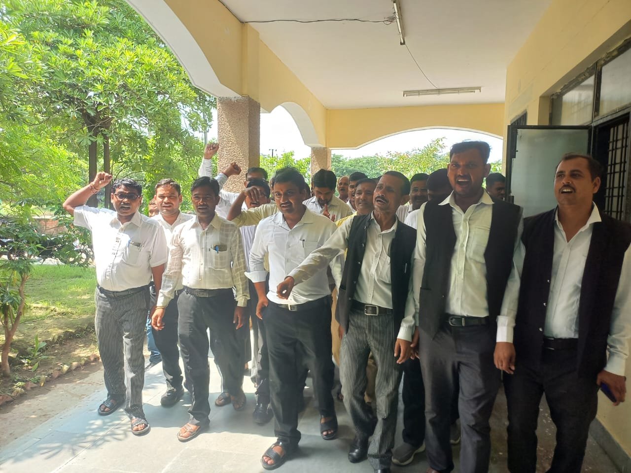 Raibareli-हापुड़ घटना के विरोध में अधिवक्ताओं का जारी रहा आंदोलन,,,