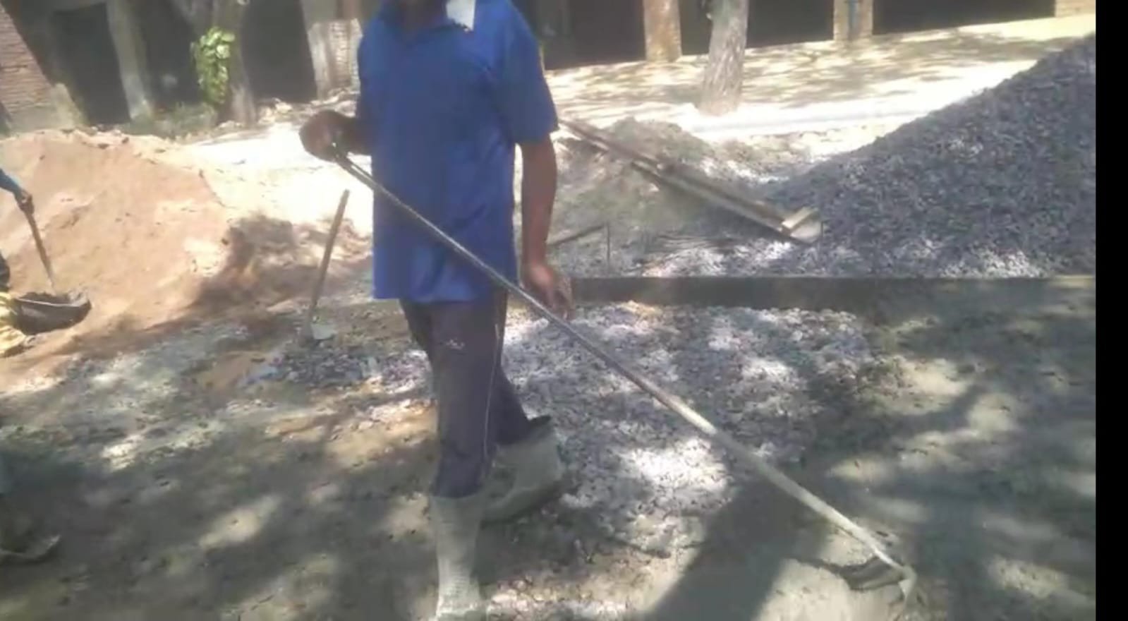 रायबरेली-गुणवत्ता को ताक पर रखकर पीडब्लूडी ने बना रही सीसी रोड, ग्रामीणों में रोष,,,,, 