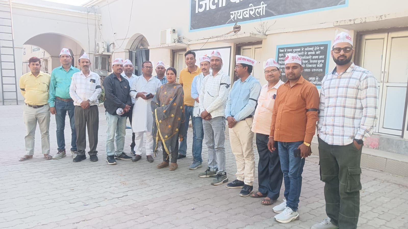 रायबरेली -शिक्षकों कर्मचारियों ने काली पट्टी बाँधकर किया कार्य, नई पेंशन पर जताया विरोध