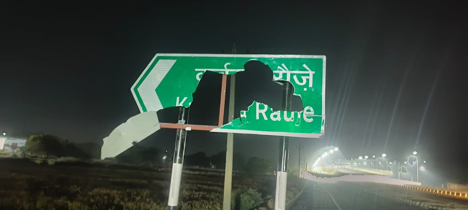 रायबरेली- अराजक तत्वों ने तोड़ डाला एनएचएआई द्वारा लगाया गया साइन बोर्ड , डीएम से शिकायत,, 