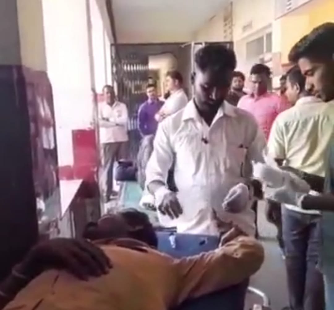 रायबरेली-गेहूं की मड़ाई के दौरान एक किसान का हाथ थ्रेसर मशीन में फंसा,,, 