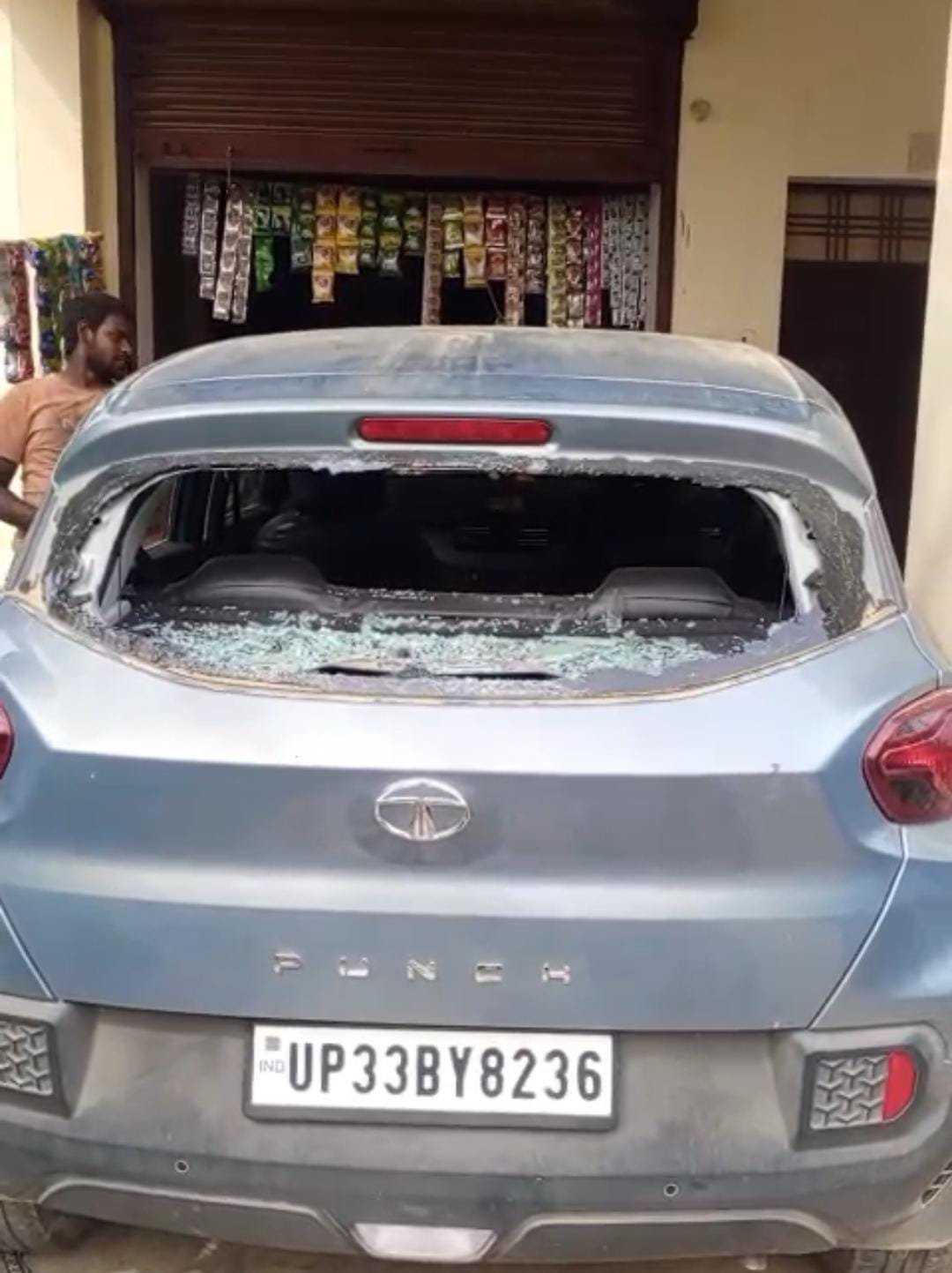 रायबरेली-रात के अंधेरे में पथराव करके तोड़ डाला कार का शीशा,,,, 