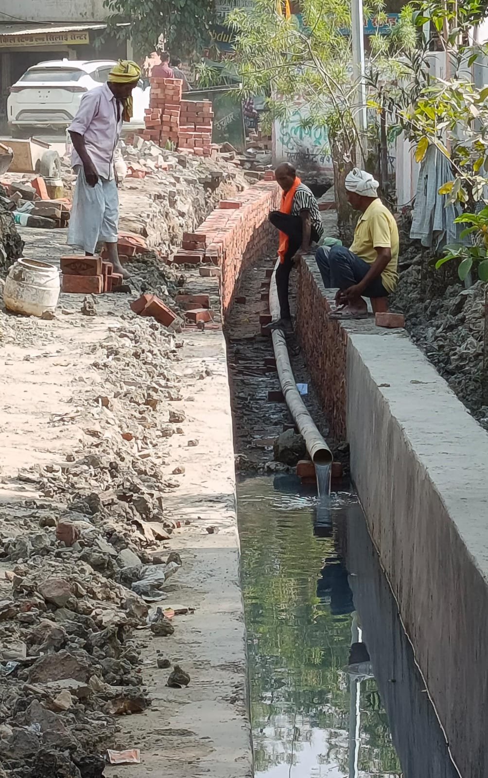 रायबरेली-नगर के फड़ मोहल्ला स्थित कब्रिस्तान लाखों कीमत से बन रही नाली में जमकर धांधली