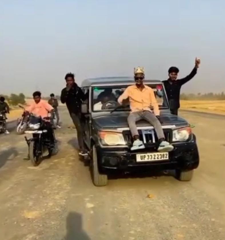 रायबरेली-चलती गाड़ी के बोनट बैठकर जन्मदिन पार्टी मानने के साथ यातायात की खुले आम उडाई जा रही धज्जियाँ,,, 