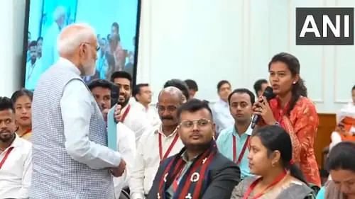 पीएम से संवाद में रायबरेली की महिला ने कह दी ऐसी बात, मोदी को आ गई हंसी, बोले- आपको चुनाव लड़ना है क्या ?