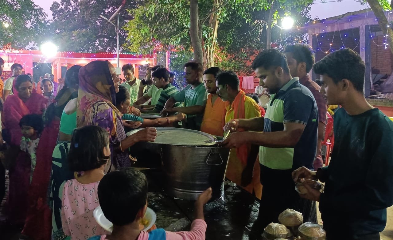 Raibareli-भण्डारे में भक्तों ने छका प्रसाद
