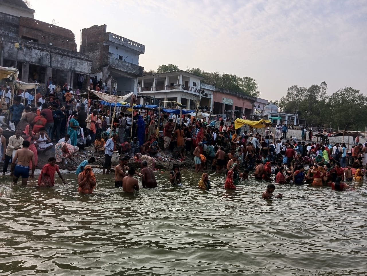 रायबरेली-चैत मास पूर्णिमा पर हनुमान जन्मोत्सव की धूम , गंगा तट पर उमड़ी आस्था 