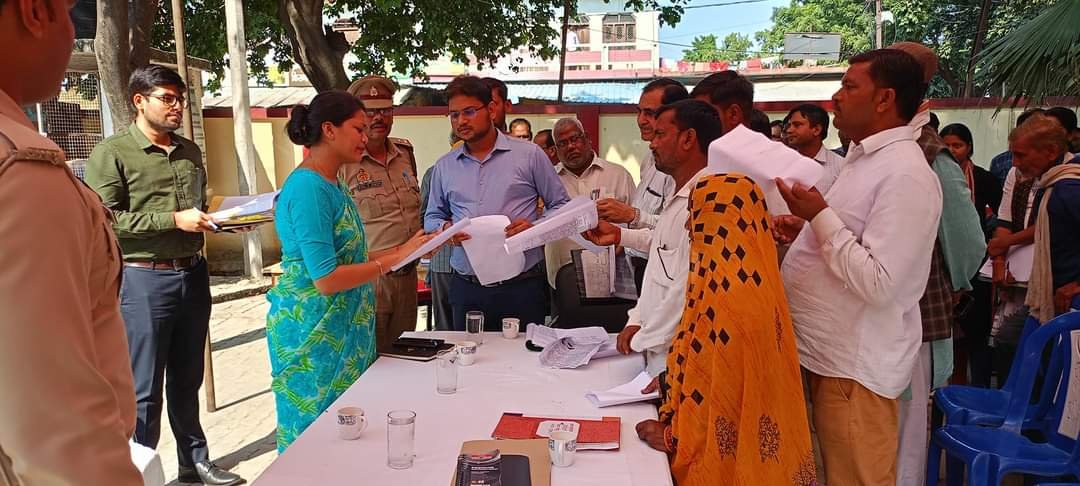 Raibareli-कुर्सी छोड़कर डीएम हर्षिता माथुर ने खड़े होकर फरियादियो की सुनी फरियाद