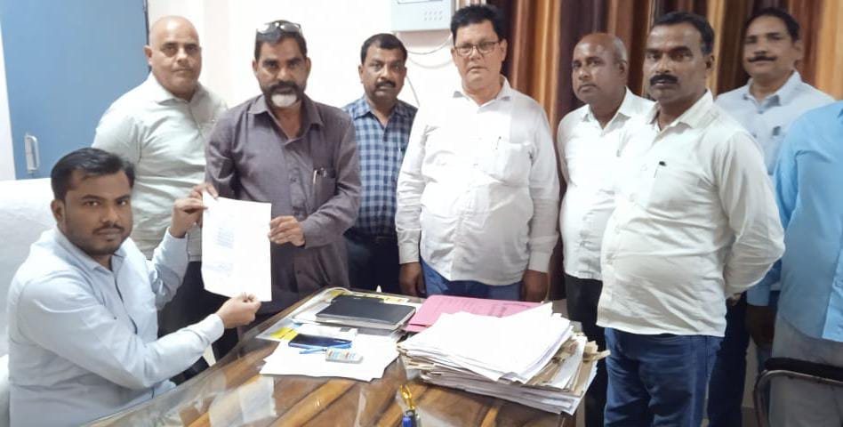 रायबरेली-बैनामा लेखकों ने उपजिलाधिकारी को प्रार्थना पत्र देकर अपने अपने बस्ता लगाने की जगह को लेकर की मांग,,,