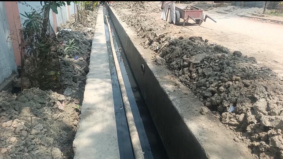 रायबरेली-लाखों कीमत से बने नाला पर ठेकेदार पर मेहरबान अधिकारी जाने कैसे,,,,,? 