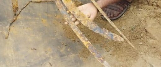 Raibareli-खेत में खुदाई के दौरान निकली तलवारें