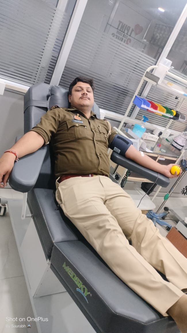 Raibareli-इंदिरा नगर चौकी इंचार्ज सहित स्टाफ ने बीमार सिपाही को खून देकर बचाई जान