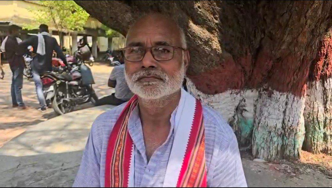 रायबरेली में डीएम ऑफिस के बाहर  धरने पर बैठे नेता रमेश बहादुर सिंह